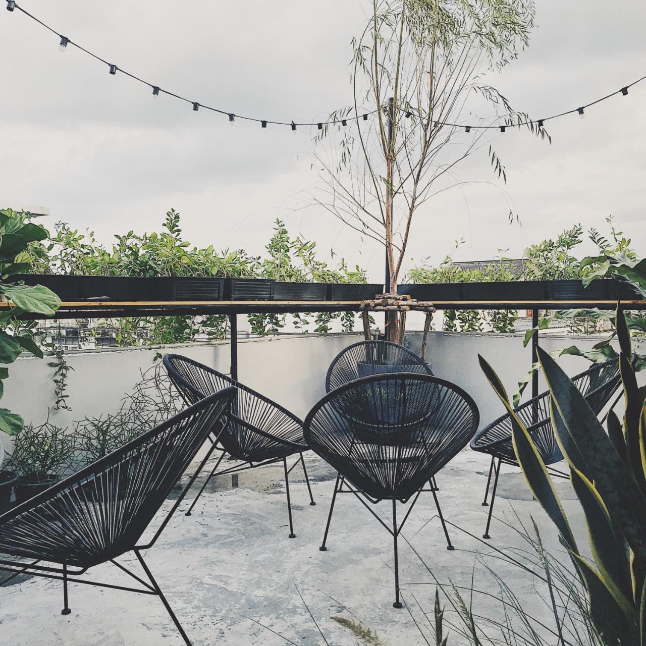 Beige Poshtels + Netflix Hostel Bangkok Exterior foto